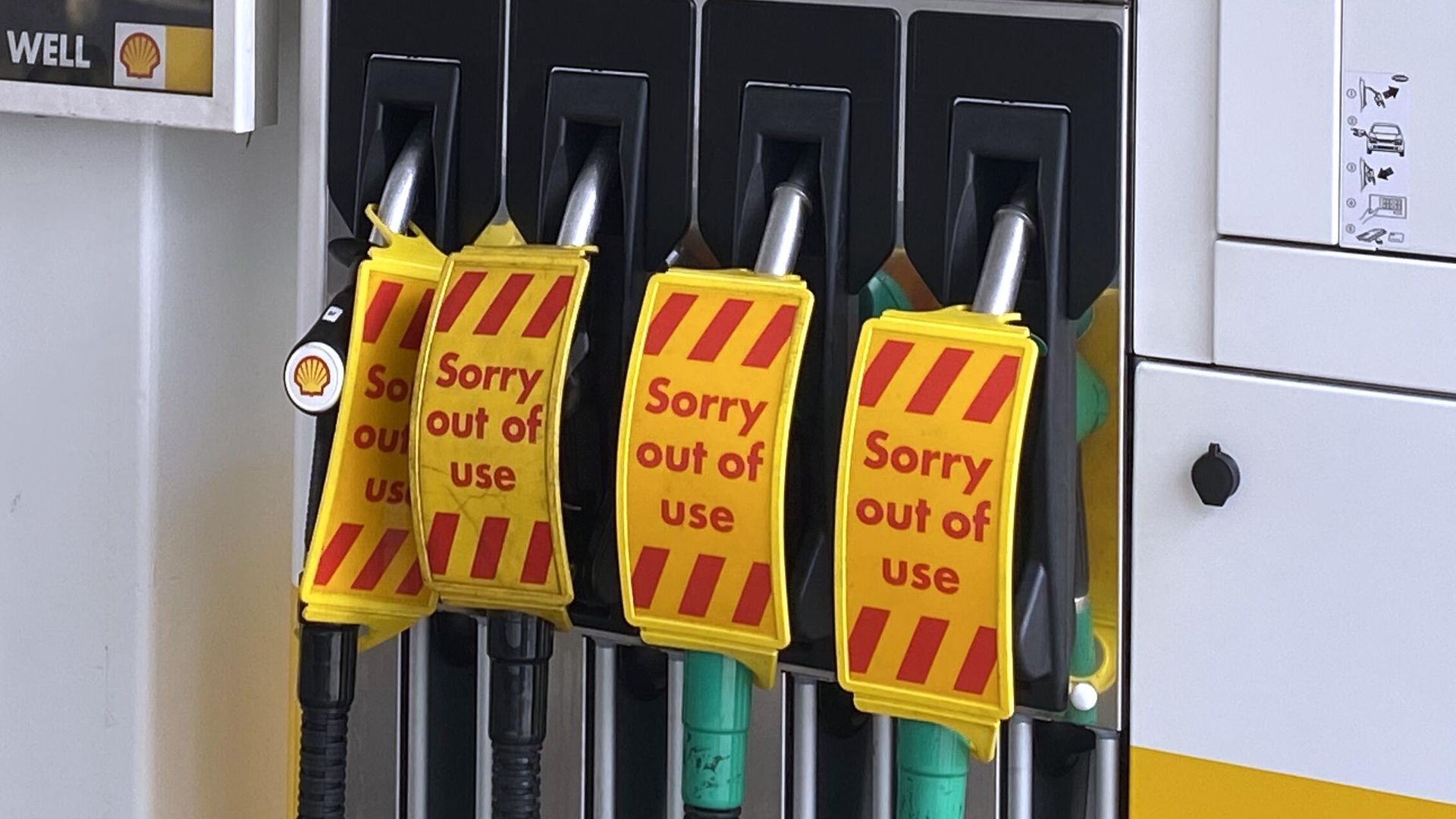 Заправочные пистолеты на автозаправочной станции Shell в Лондоне Заправочные пистолеты на автозаправочной станции Shell в Лондоне - РИА Новости, 1920, 22.07.2022