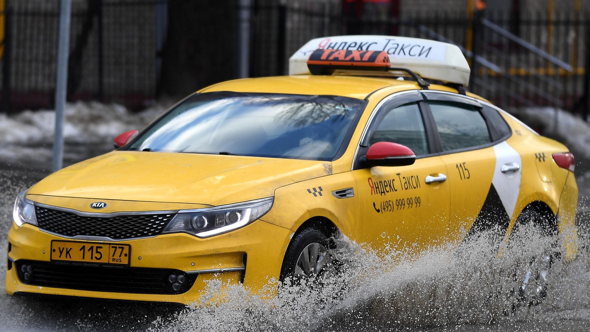 Автомобиль такси на одной из улиц в Москве Автомобиль такси на одной из улиц в Москве - РИА Новости, 1920, 12.11.2021