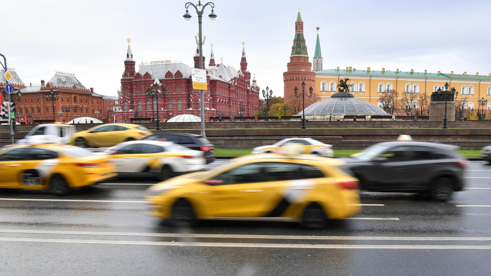 Автомобили такси на Моховой улице в Москве Автомобили такси на Моховой улице в Москве - РИА Новости, 1920, 01.10.2025