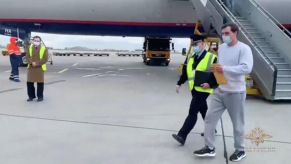 Экстрадиция Алексея Буркова в Россию. Кадр видео Экстрадиция Алексея Буркова в Россию. Кадр видео - РИА Новости, 1920, 28.09.2021