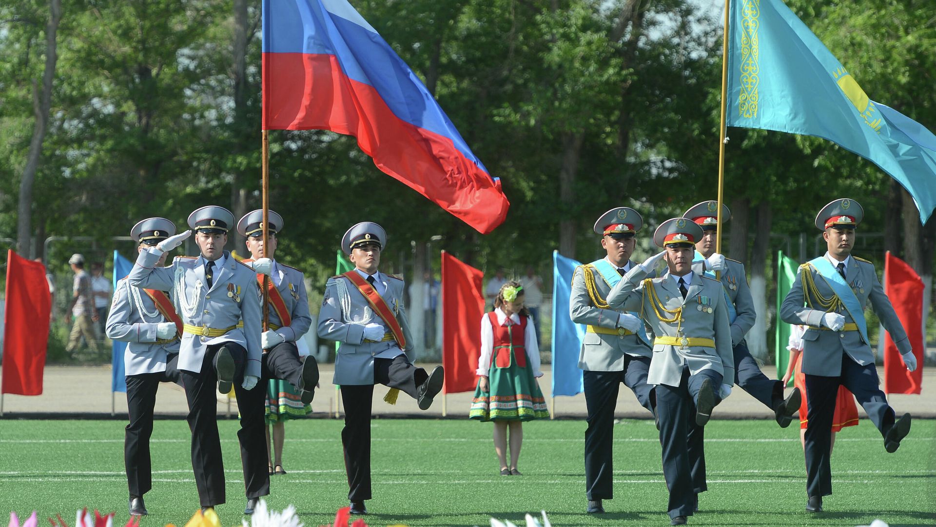 Военнослужащие с флагами России и Казахстана на торжественном мероприятии, посвященном 60-летию космодрома Байконур Военнослужащие с флагами России и Казахстана на торжественном мероприятии, посвященном 60-летию космодрома Байконур - РИА Новости, 1920, 30.09.2021