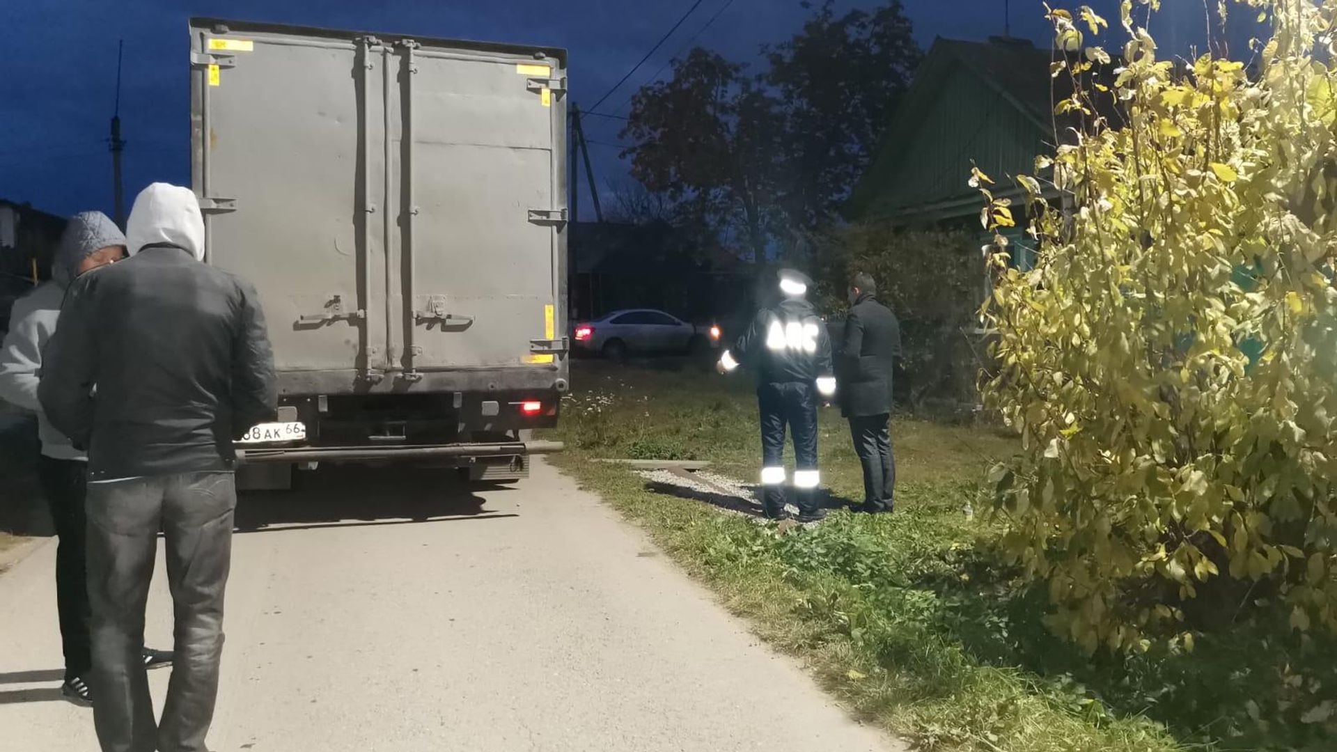 Полуторагодовалая девочка погибла в результате наезда грузовика в свердловском поселке Кедровка - РИА Новости, 1920, 29.09.2021