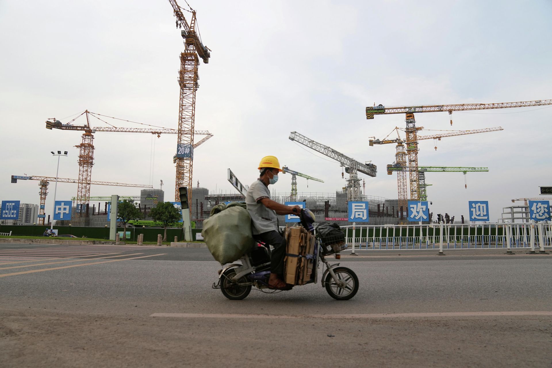 Строительная площадка футбольного стадиона, разработанного China Evergrande Group, в Гуанчжоу - РИА Новости, 1920, 29.09.2021