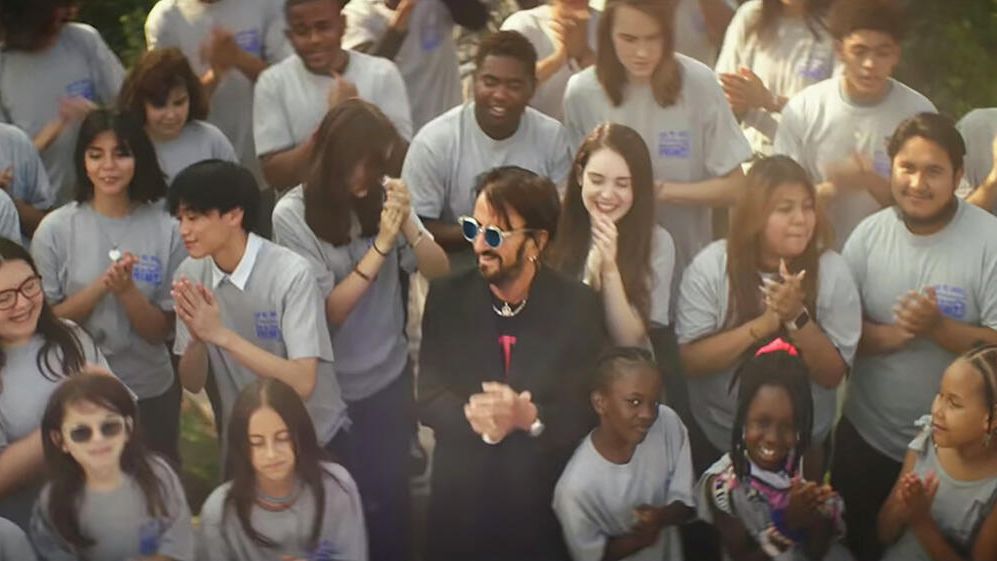 Кадр из клипа Ringo Starr - Let’s Change The World Кадр из клипа Ringo Starr - Let’s Change The World - РИА Новости, 1920, 30.09.2021