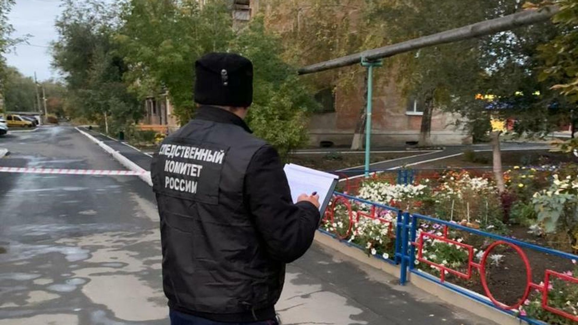 Сотрудник Следственного комитета на месте убийства трех девушек в Оренбургской области Сотрудник Следственного комитета на месте убийства трех девушек в Оренбургской области - РИА Новости, 1920, 01.10.2021