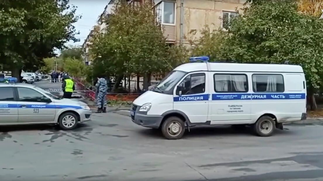 Сотрудники полиции на месте убийства трех девушек в городе Гай Оренбургской области. Кадр видео Сотрудники полиции на месте убийства трех девушек в городе Гай Оренбургской области. Кадр видео - РИА Новости, 1920, 30.09.2021