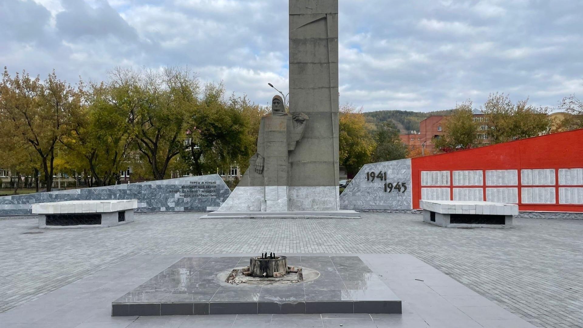 Бездомный мужчина пытался сжечь венки на мемориале Вечный огонь в городе Миасс Челябинской области Бездомный мужчина пытался сжечь венки на мемориале Вечный огонь в городе Миасс Челябинской области - РИА Новости, 1920, 30.09.2021