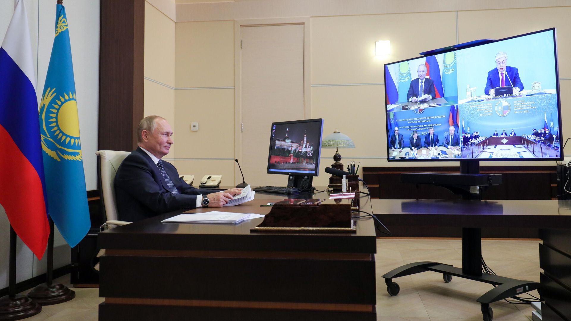Президент РФ Владимир Путин в режиме видеоконференции принимает участие в пленарном заседании XVII Форума межрегионального сотрудничества России и Казахстана - РИА Новости, 1920, 30.09.2021