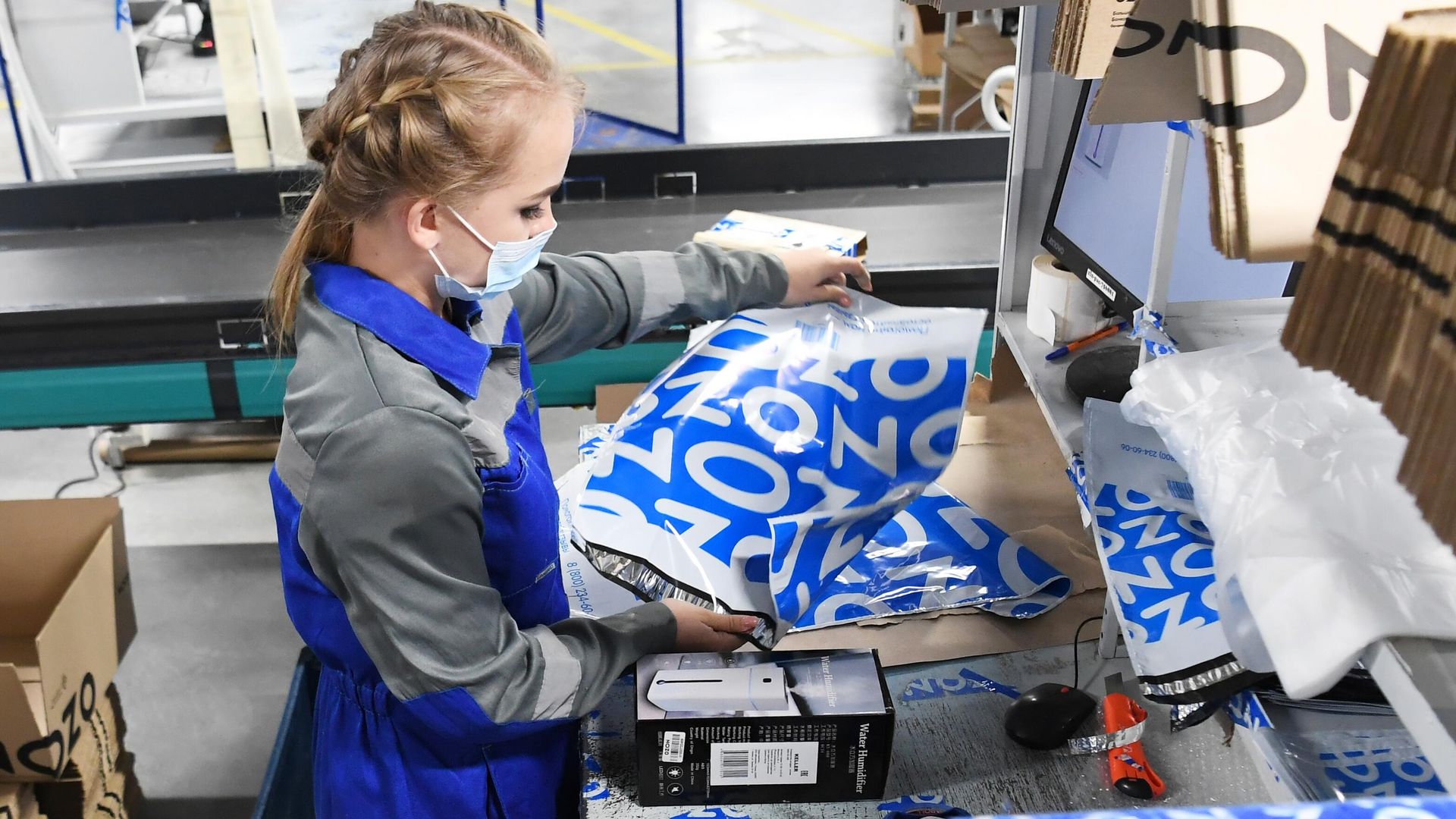 Сотрудница в зоне упаковки товаров логистического центра Ozon на территории ТОСЭР Зеленодольск в Казани - РИА Новости, 1920, 16.11.2021