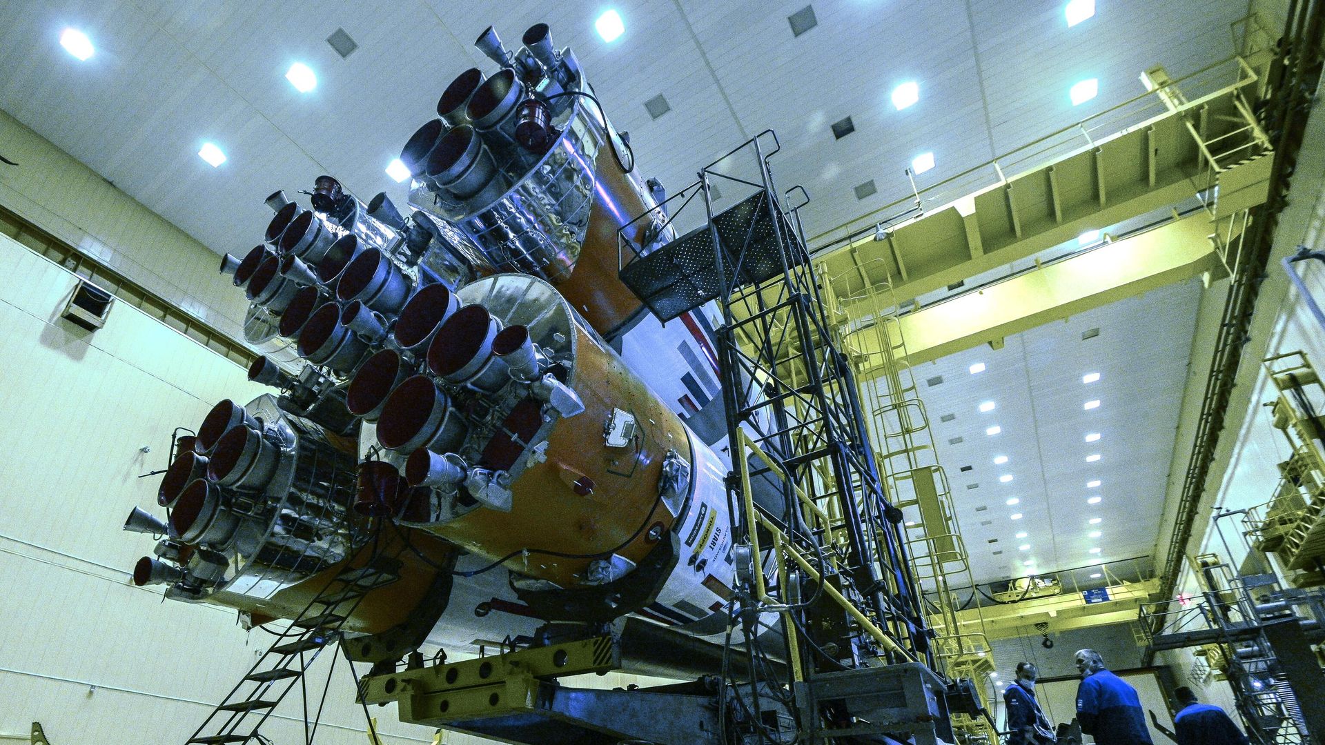 Сборка ракеты космического назначения Союз-2.1а на Байконуре Сборка ракеты космического назначения Союз-2.1а на Байконуре - РИА Новости, 1920, 12.04.2022