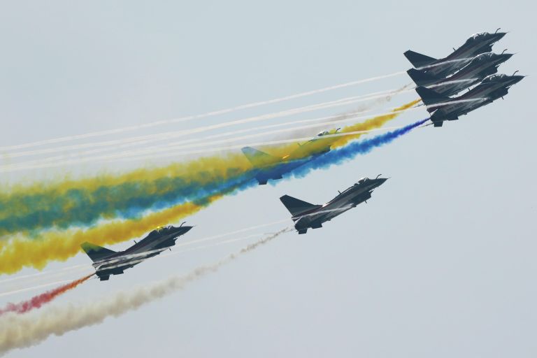 Пилотажная группа китайских ВВС 1 августа на выставке Airshow China в Чжухае