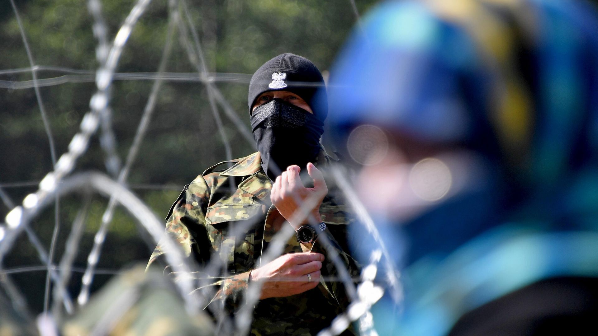 Польский пограничник наблюдает за лагерем беженцев из Афганистана на белорусско-польской границе. Польский пограничник наблюдает за лагерем беженцев из Афганистана на белорусско-польской границе. - РИА Новости, 1920, 13.10.2021