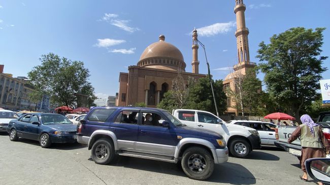 Движение автомобилей на улице возле мечети Абдул Рахмана в Кабуле