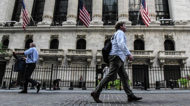 Люди выходят из здания Федерального резерва США Люди выходят из здания Федерального резерва США