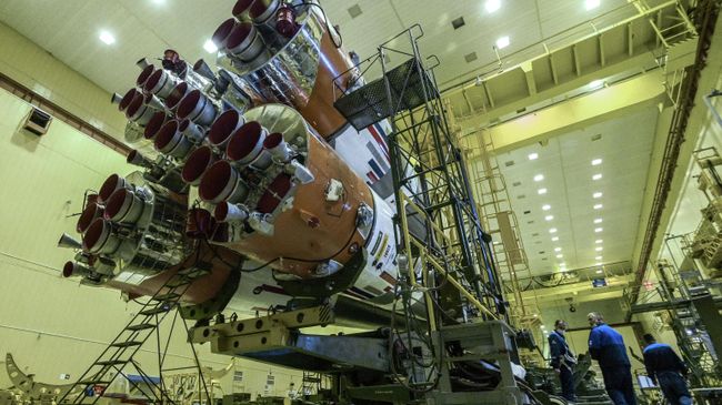 Сборка ракеты космического назначения Союз-2.1а на Байконуре