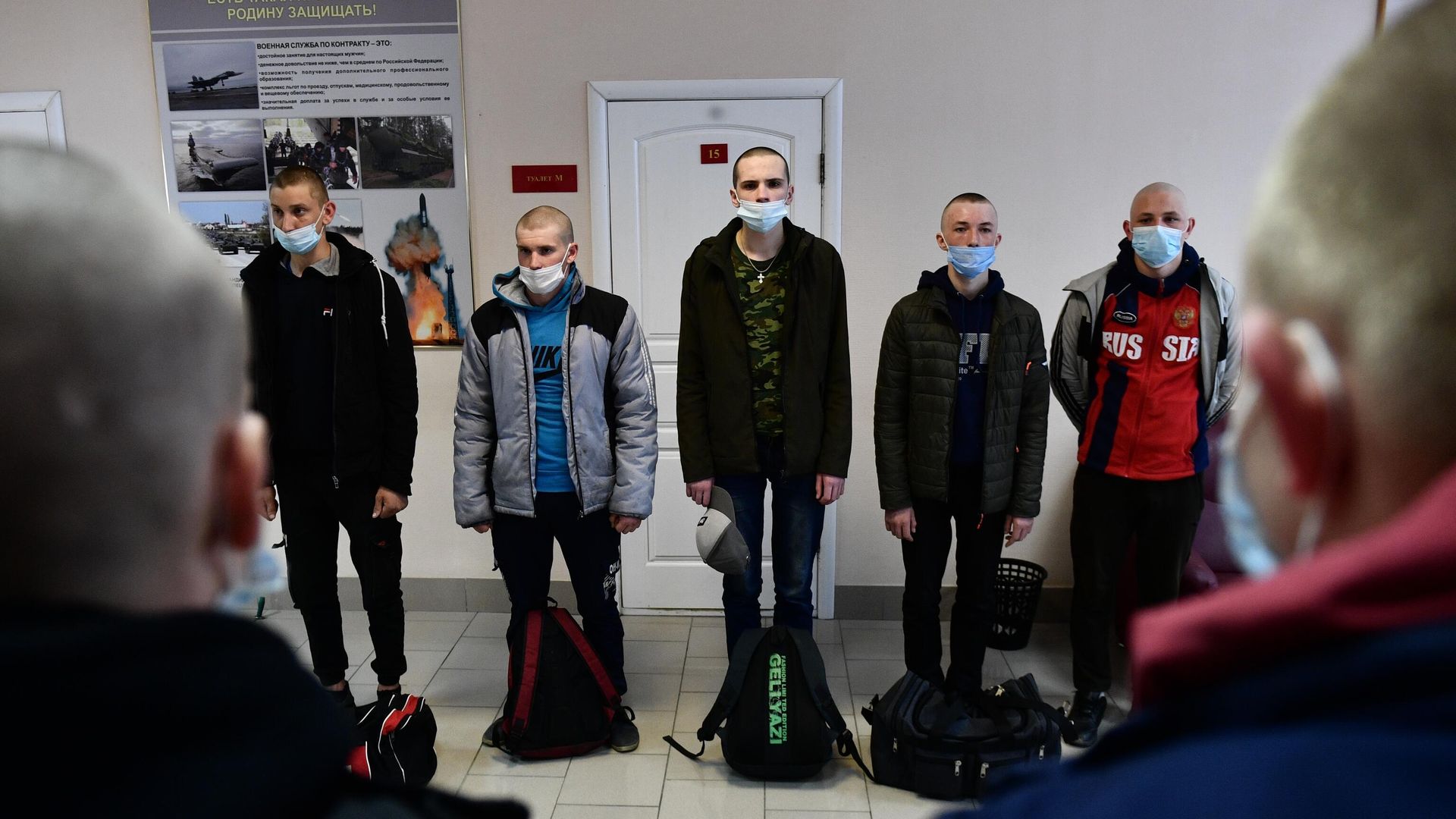 Призывники перед отправкой на службу в вооруженные силы РФ Призывники перед отправкой на службу в вооруженные силы РФ - РИА Новости, 1920, 01.10.2021
