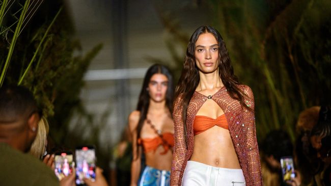 Модели на показе коллекции Paris Fashion Week Spring Summer 2022 в Париже Модели на показе коллекции Paris Fashion Week Spring Summer 2022 в Париже