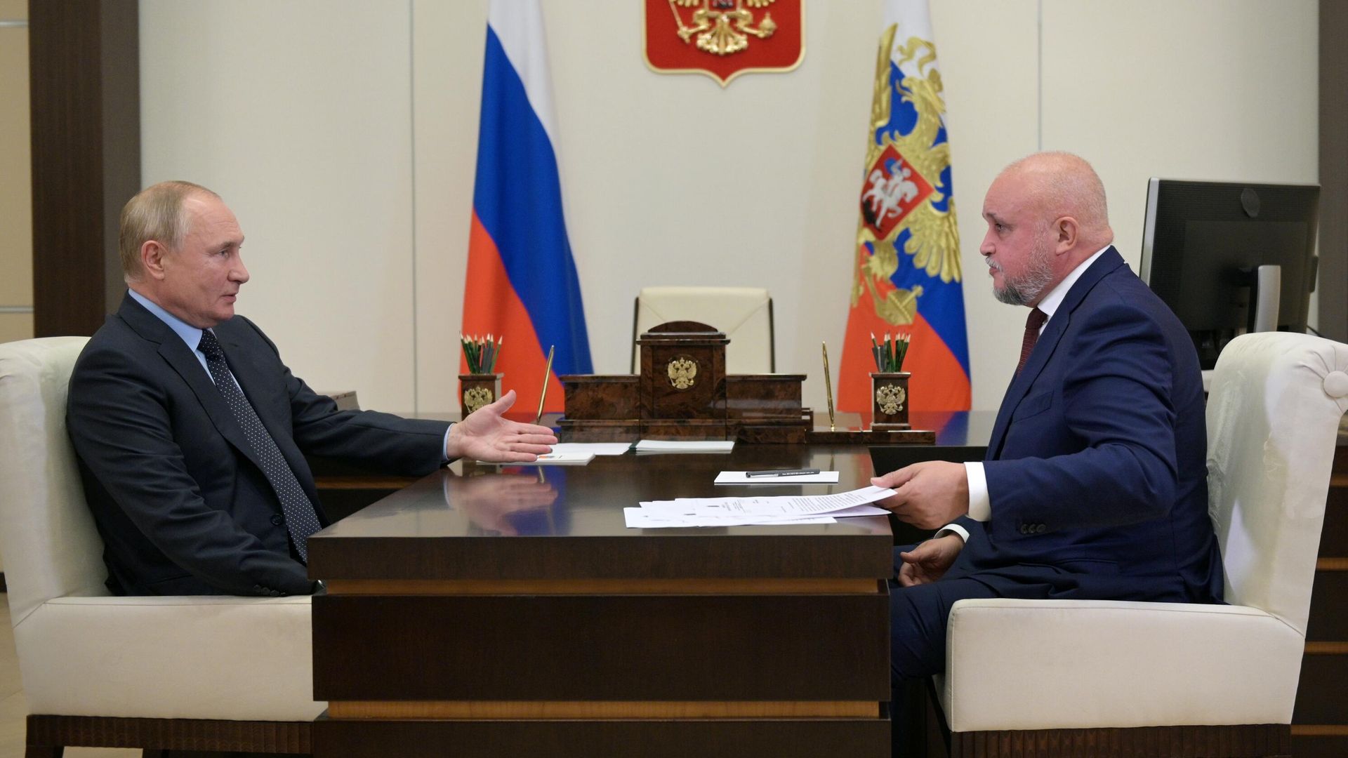 Президент РФ Владимир Путин и губернатор Кемеровской области Сергей Цивилев во время встречи Президент РФ Владимир Путин и губернатор Кемеровской области Сергей Цивилев во время встречи - РИА Новости, 1920, 01.10.2021
