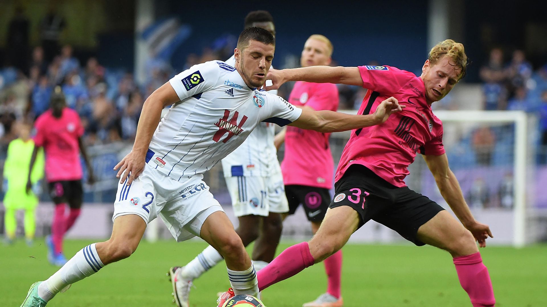 Montpellier's French defender Nicolas Cozza (R) fights for the ball with Strasbourg's French defender Frederic Guilbert (L) during the French L1 football match between Montpellier and Strasbourg at the Mosson stadium in Montpellier, southern France, on October 2, 2021. (Photo by Sylvain THOMAS / AFP) - РИА Новости, 1920, 02.10.2021