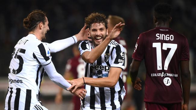 Juventus' Italian midfielder Manuel Locatelli (C) celebrates with French midfielder Adrien Rabiot (L) after scoring a goal during the Italian Serie A football match between Torino and Juventus at the Grande Torino Stadium in Turin on October 2, 2021. (Photo by Marco BERTORELLO / AFP) Juventus' Italian midfielder Manuel Locatelli (C) celebrates with French midfielder Adrien Rabiot (L) after scoring a goal during the Italian Serie A football match between Torino and Juventus at the Grande Torino Stadium in Turin on October 2, 2021. (Photo by Marco BERTORELLO / AFP)