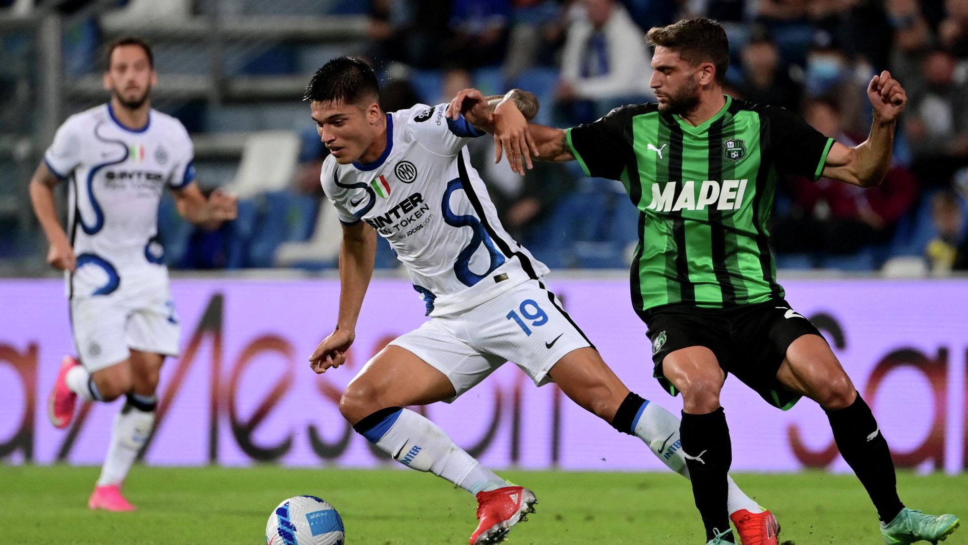 Inter Milan's Argentine forward Joaquin Correa (L) fights for the ball with Sassuolo's Italian forward Domenico Berardi (R) during the Italian Serie A football match between Sassuolo and Inter Milan at the Citta del Tricolore Stadium in Reggio Emilia on October 2, 2021. (Photo by MIGUEL MEDINA / AFP) Inter Milan's Argentine forward Joaquin Correa (L) fights for the ball with Sassuolo's Italian forward Domenico Berardi (R) during the Italian Serie A football match between Sassuolo and Inter Milan at the Citta del Tricolore Stadium in Reggio Emilia on October 2, 2021. (Photo by MIGUEL MEDINA / AFP) - РИА Новости, 1920, 02.10.2021