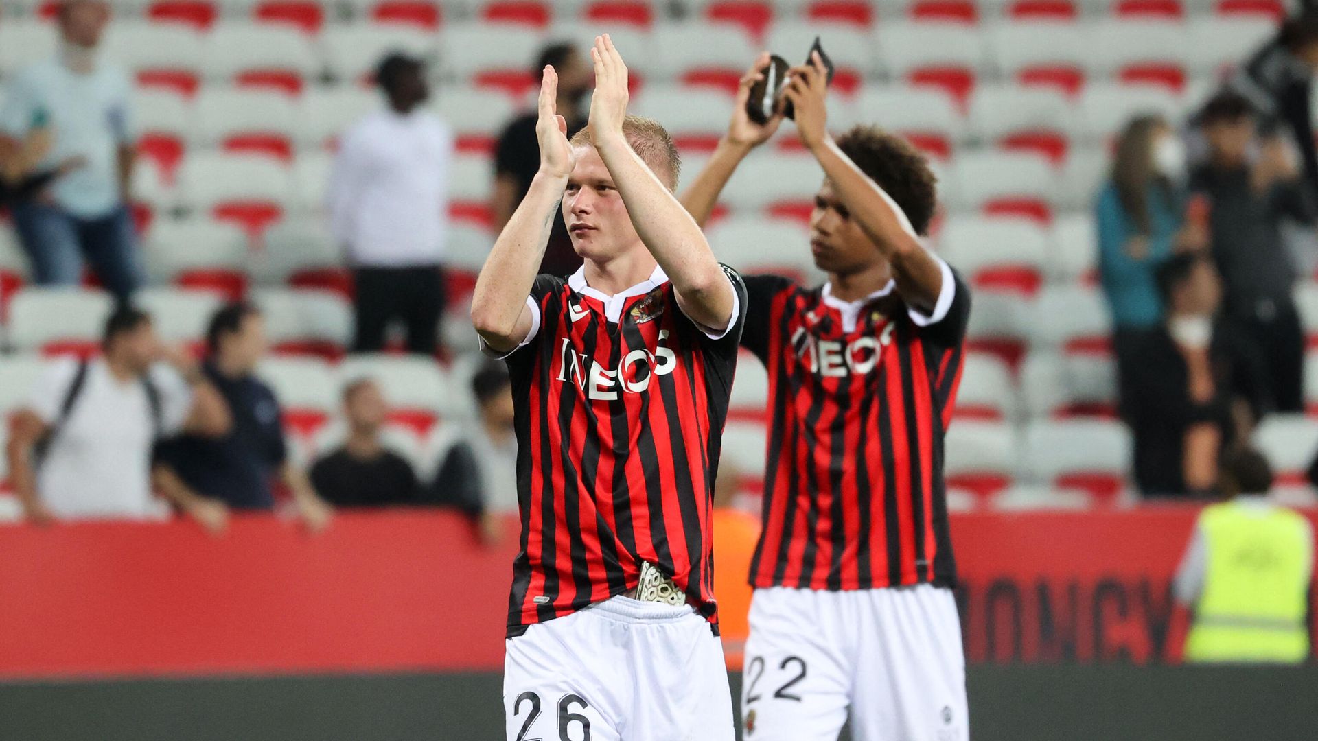 Nice's French defender Melvin Bard (L) and Nice's Dutch forward Calvin Stengs react after their victory during the French L1 football match between OGC Nice and Brest at The Allianz Riviera Stadium in Nice, south-eastern France, on October 2, 2021. (Photo by Valery HACHE / AFP) Nice's French defender Melvin Bard (L) and Nice's Dutch forward Calvin Stengs react after their victory during the French L1 football match between OGC Nice and Brest at The Allianz Riviera Stadium in Nice, south-eastern France, on October 2, 2021. (Photo by Valery HACHE / AFP) - РИА Новости, 1920, 03.10.2021