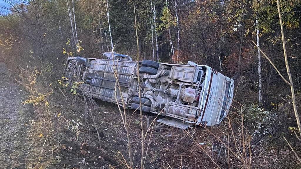 Авария с участием автобуса на 19 километре автодороги г. Хабаровск - с. Лидога - п. Ванино - г. Комсомольск-на-Амуре Авария с участием автобуса на 19 километре автодороги г. Хабаровск - с. Лидога - п. Ванино - г. Комсомольск-на-Амуре - РИА Новости, 1920, 03.10.2021