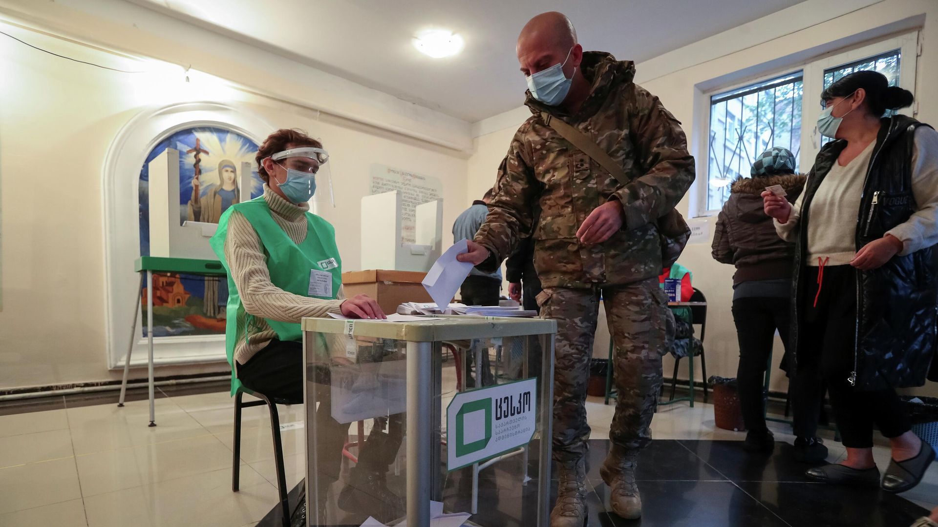 Избиратель голосует на муниципальных выборах в Тбилиси, Грузия Избиратель голосует на муниципальных выборах в Тбилиси, Грузия - РИА Новости, 1920, 03.10.2021