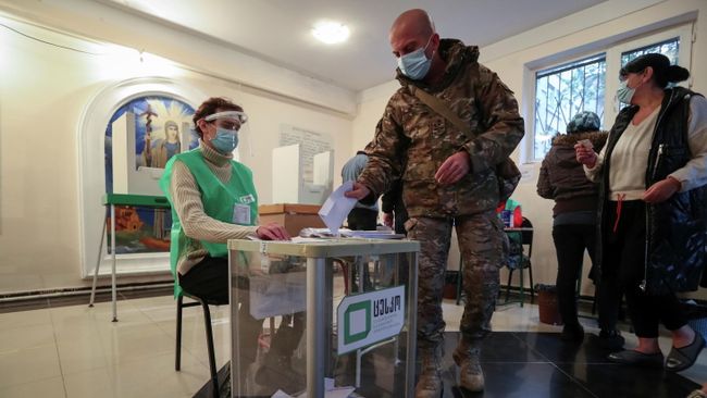 Избиратель голосует на муниципальных выборах в Тбилиси, Грузия