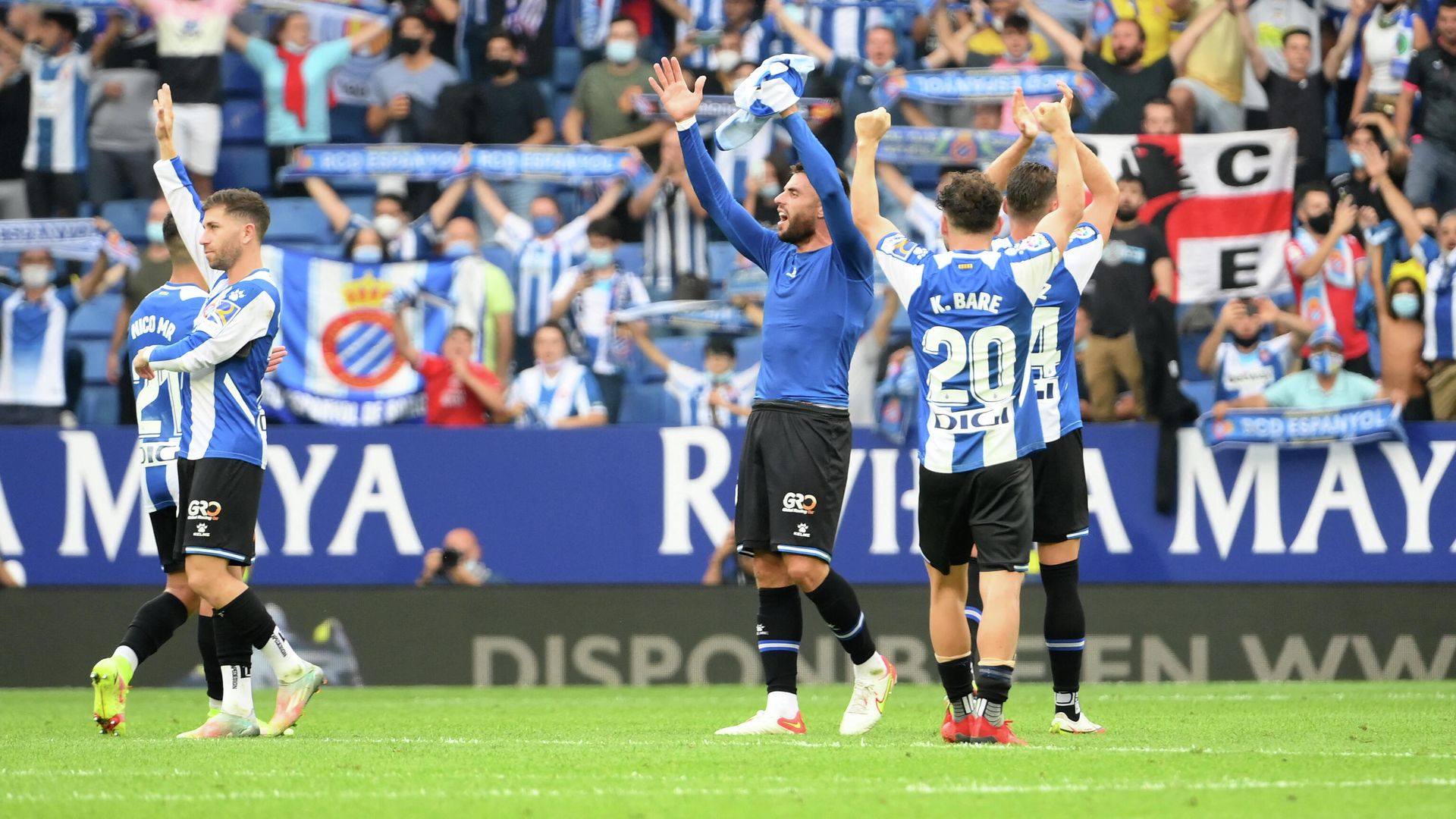 Espanyol's players celebrate their victory at the end of the Spanish League football match between RCD Espanyol and Real Madrid CF at the RCDE Stadium in Cornella de Llobregat on October 3, 2021. (Photo by LLUIS GENE / AFP) Espanyol's players celebrate their victory at the end of the Spanish League football match between RCD Espanyol and Real Madrid CF at the RCDE Stadium in Cornella de Llobregat on October 3, 2021. (Photo by LLUIS GENE / AFP) - РИА Новости, 1920, 03.10.2021