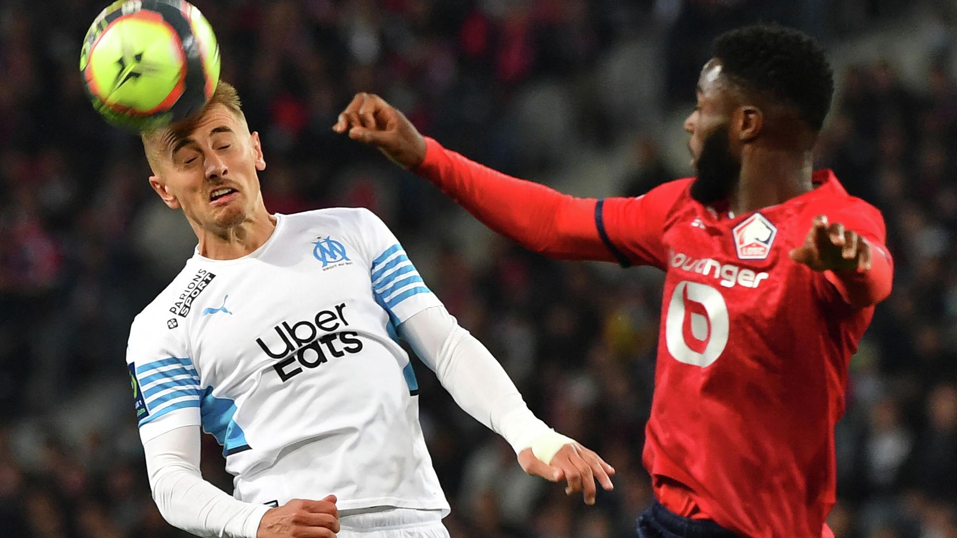 Lille's French midfielder Benjamin Andre (R) and Marseille's Turkish forward Cengiz Under fight for the ball with during the French L1 football match between Lille OSC and Marseille at the Pierre-Mauroy stadium in Villeneuve-d'Ascq, northern France on October 3, 2021. (Photo by DENIS CHARLET / AFP) Lille's French midfielder Benjamin Andre (R) and Marseille's Turkish forward Cengiz Under fight for the ball with during the French L1 football match between Lille OSC and Marseille at the Pierre-Mauroy stadium in Villeneuve-d'Ascq, northern France on October 3, 2021. (Photo by DENIS CHARLET / AFP) - РИА Новости, 1920, 03.10.2021