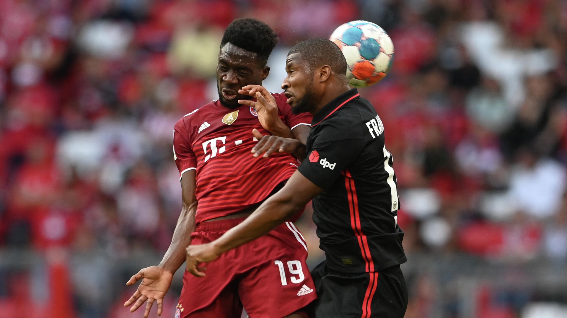 Bayern Munich's Canadian midfielder Alphonso Davies (L) and Frankfurt's Fench defender Almamy Toure vie for the ball during the German first division Bundesliga football match between FC Bayern Munich and Eintracht Frankfurt in Munich, southern Germany on October 3, 2021. (Photo by Christof STACHE / AFP) / DFL REGULATIONS PROHIBIT ANY USE OF PHOTOGRAPHS AS IMAGE SEQUENCES AND/OR QUASI-VIDEO - РИА Новости, 1920, 03.10.2021