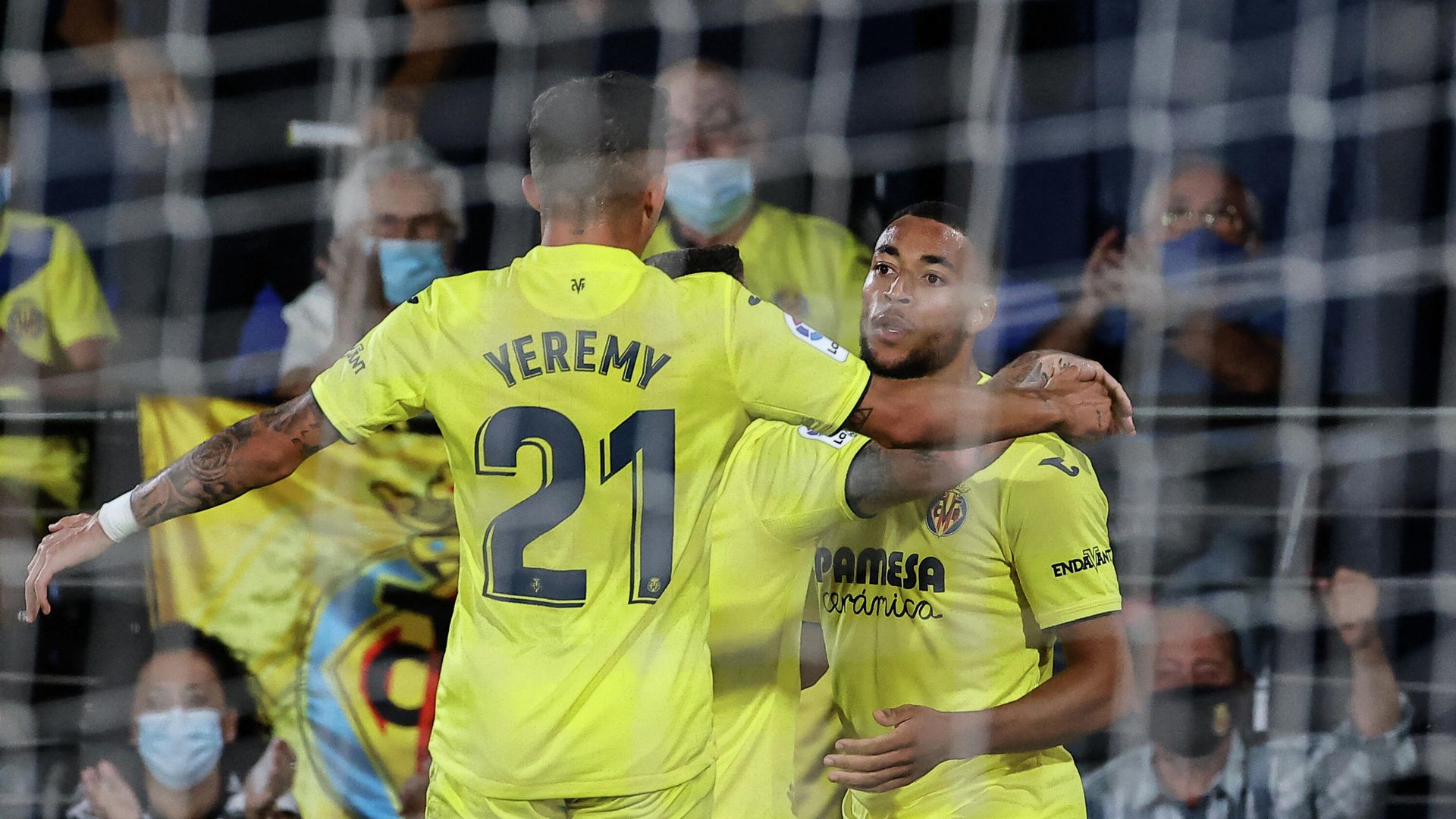 Villarreal's Dutch midfielder Arnaut Danjuma Groeneveld (R) celebrates with teammates after scoring his team's second goal during the Spanish League football match between Villarreal CF and Real Betis at La Ceramica stadium in Vila-real on October 3, 2021. (Photo by JOSE JORDAN / AFP) - РИА Новости, 1920, 03.10.2021