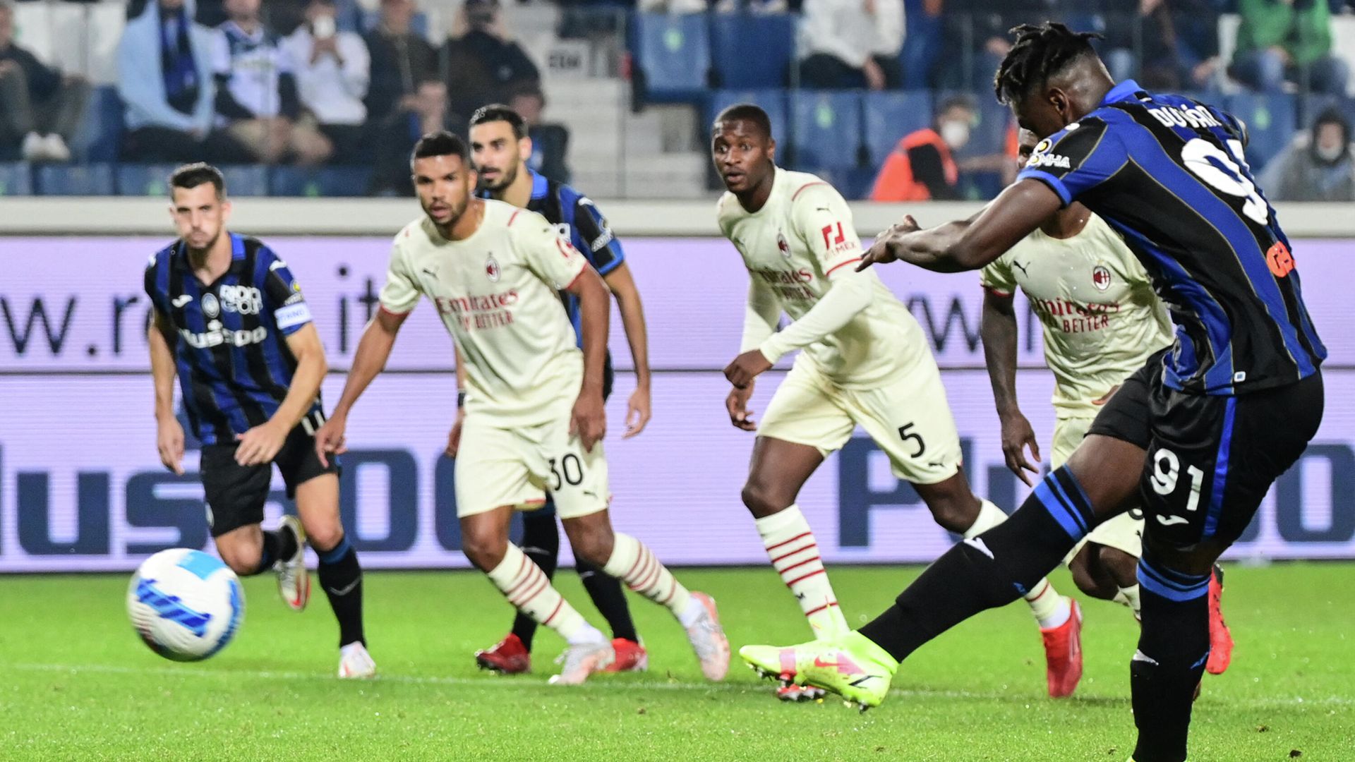 Atalanta's Colombian forward Duvan Zapata shoots a penalty to score during their Italian Serie A football match Atalanta Bergamo versus AC Milan at the Gewiss Stadium (Stadio di Bergamo) in the northern city of Bergamo on October 3, 2021. (Photo by MIGUEL MEDINA / AFP) - РИА Новости, 1920, 03.10.2021