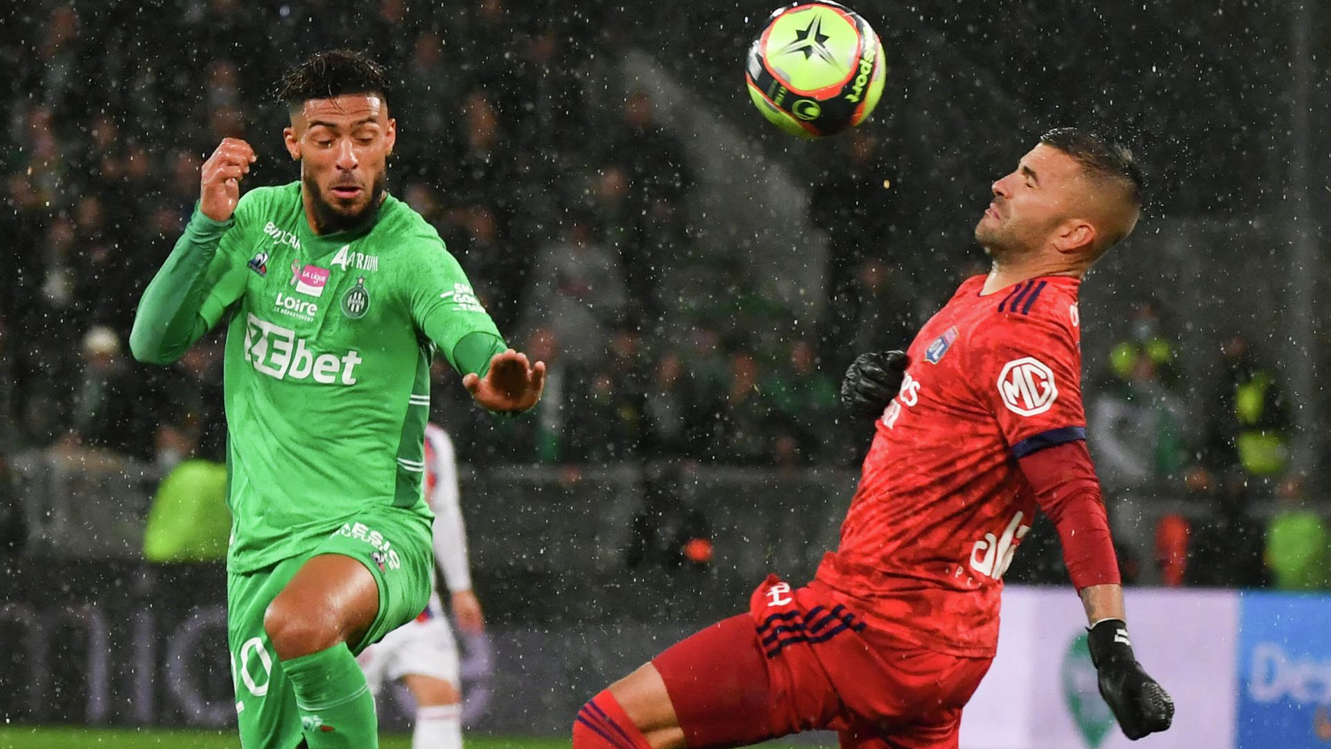 Saint-Etienne's Gabonese forward Denis Bouanga (L) fights for the ball with Lyon's Portuguese goalkeeper Anthony Lopes (R) during the French football match between AS Saint-Etienne and Olympique Lyonnais at the Geoffroy Guichard stadium in Saint-Etienne, central France on October 3, 2021. (Photo by PHILIPPE DESMAZES / AFP) Saint-Etienne's Gabonese forward Denis Bouanga (L) fights for the ball with Lyon's Portuguese goalkeeper Anthony Lopes (R) during the French football match between AS Saint-Etienne and Olympique Lyonnais at the Geoffroy Guichard stadium in Saint-Etienne, central France on October 3, 2021. (Photo by PHILIPPE DESMAZES / AFP) - РИА Новости, 1920, 04.10.2021