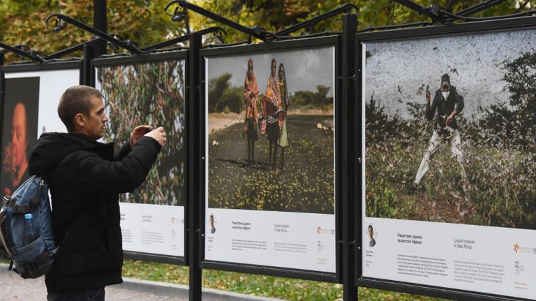 Выставка работ финалистов фотоконкурса им. А. Стенина на Гоголевском бульваре в Москве Выставка работ финалистов фотоконкурса им. А. Стенина на Гоголевском бульваре в Москве