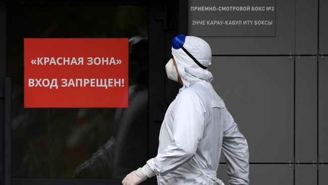 Медицинский сотрудник у входа в красную зону