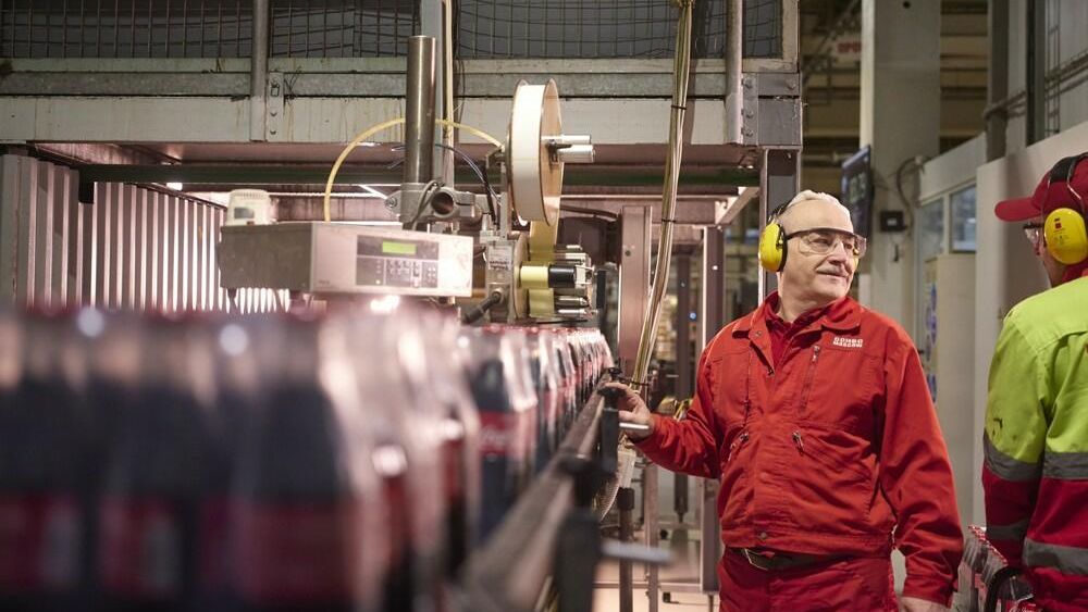 Рабочие на заводе компании Coca-Cola HBC Рабочие на заводе компании Coca-Cola HBC - РИА Новости, 1920, 09.11.2023
