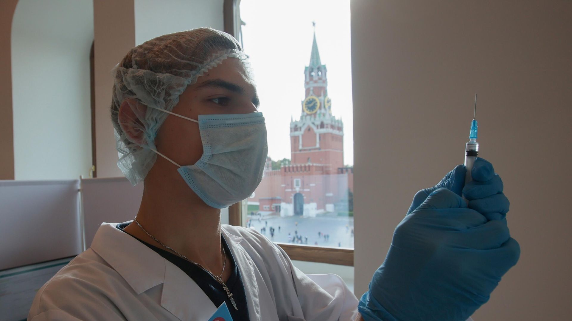 Медицинский работник в пункте вакцинации от COVID-19 в ГУМе в Москве Медицинский работник в пункте вакцинации от COVID-19 в ГУМе в Москве - РИА Новости, 1920, 04.10.2021