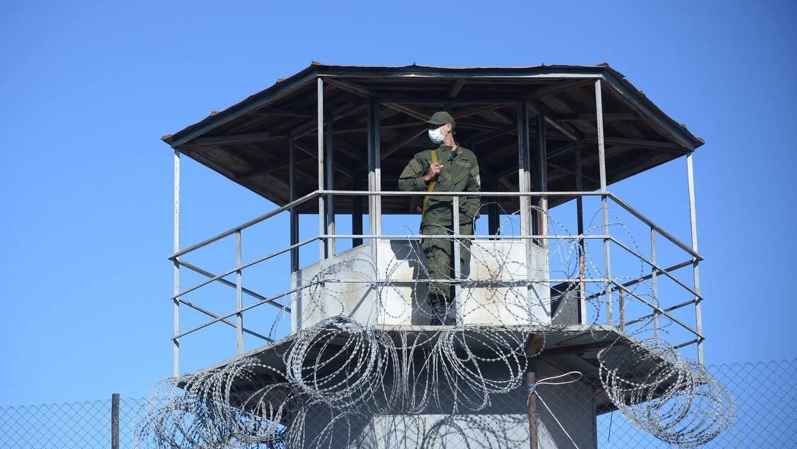 Охранник на вышке тюрьмы в Рустави, где содержится арестованный бывший президент Грузии Михаил Саакашвили Охранник на вышке тюрьмы в Рустави, где содержится арестованный бывший президент Грузии Михаил Саакашвили - РИА Новости, 1920, 30.12.2021