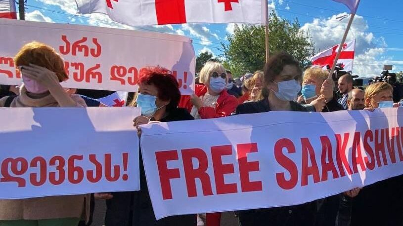 Участники митинга за освобождение арестованного бывшего президента Грузии Михаила Саакашвили у здания тюрьмы в Рустави Участники митинга за освобождение арестованного бывшего президента Грузии Михаила Саакашвили у здания тюрьмы в Рустави - РИА Новости, 1920, 10.10.2021