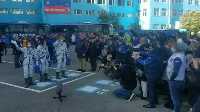 Киноэкипаж перед взлетом на МКС. Кадры с космодрома Байконур Киноэкипаж перед взлетом на МКС. Кадры с космодрома Байконур - РИА Новости, 1920, 05.10.2021