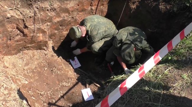 Сотрудники Следственного комитета на месте раскопок Сотрудники Следственного комитета на месте раскопок