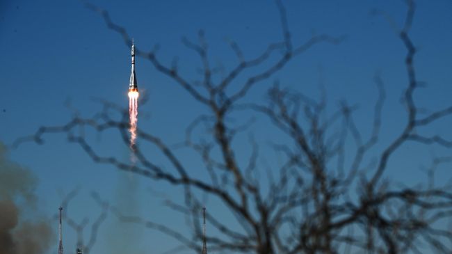 Запуск ракеты-носителя с космическим кораблем Союз МС-19 со съемочной группой фильма Вызов c космодрома Байконур