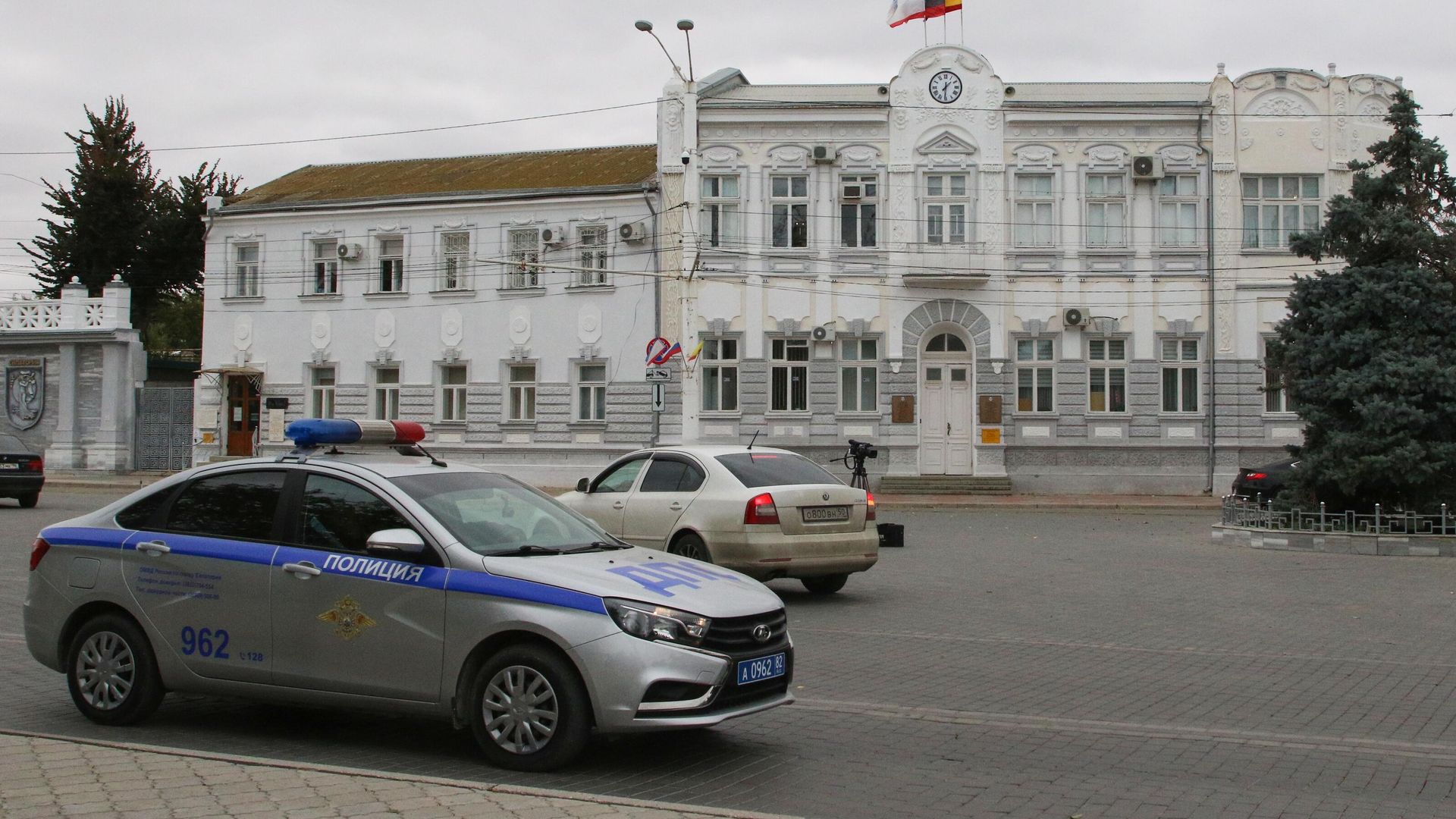 Автомобиль полиции у здания администрации Евпатории Автомобиль полиции у здания администрации Евпатории - РИА Новости, 1920, 13.02.2023