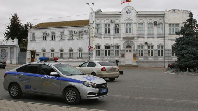 Автомобиль полиции у здания администрации Евпатории