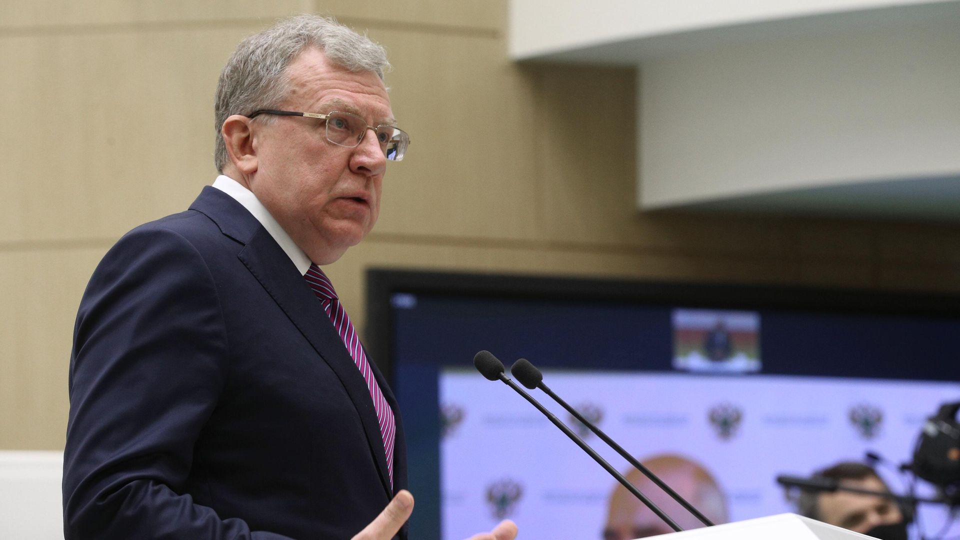 Председатель Счетной палаты РФ Алексей Кудрин выступает на парламентских слушаниях в Совете Федерации РФ  - РИА Новости, 1920, 05.10.2021