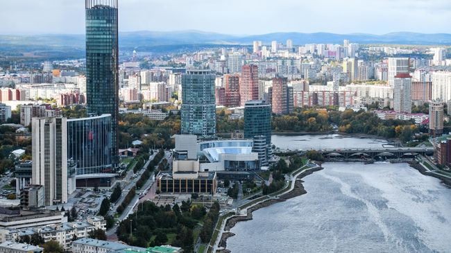 Вид на Екатеринбург со смотровой площадки небоскрёба Высоцкий, Екатеринбург. Октябрь 2020 года