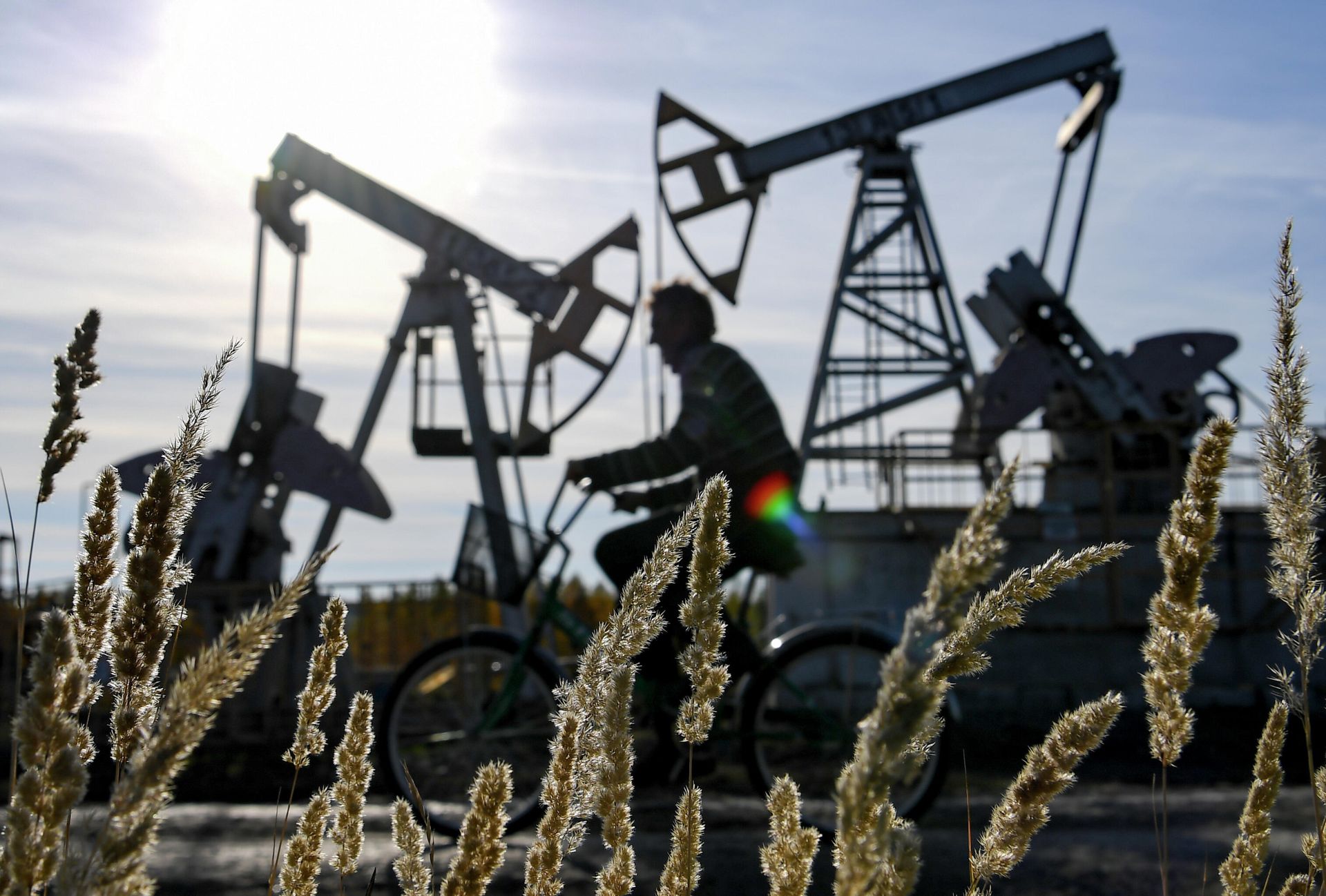 Нефтяные качалки неподалеку от Ямашинского сельского поселения Альметьевском районе Республики Татарстан Нефтяные качалки неподалеку от Ямашинского сельского поселения Альметьевском районе Республики Татарстан - РИА Новости, 1920, 28.12.2021