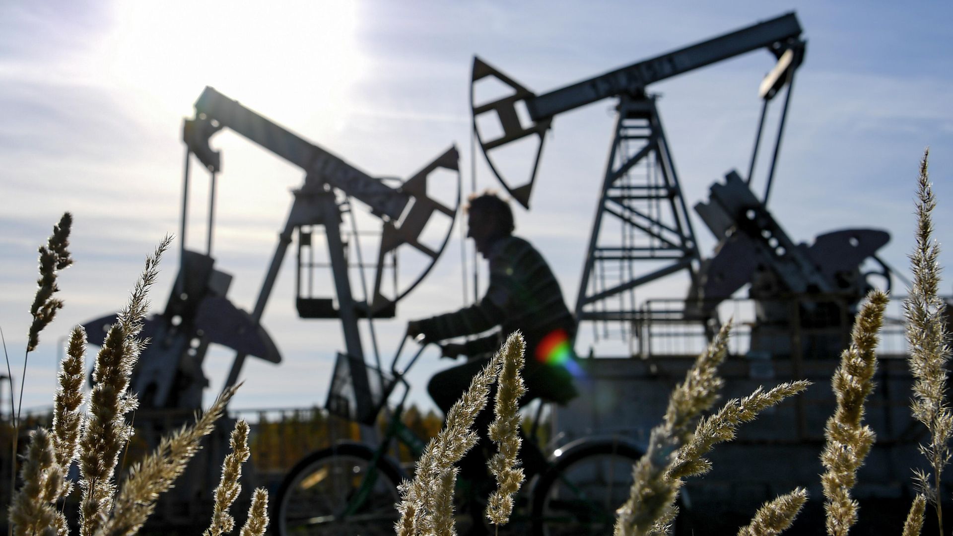 Нефтяные качалки неподалеку от Ямашинского сельского поселения Альметьевском районе Республики Татарстан - РИА Новости, 1920, 25.10.2021